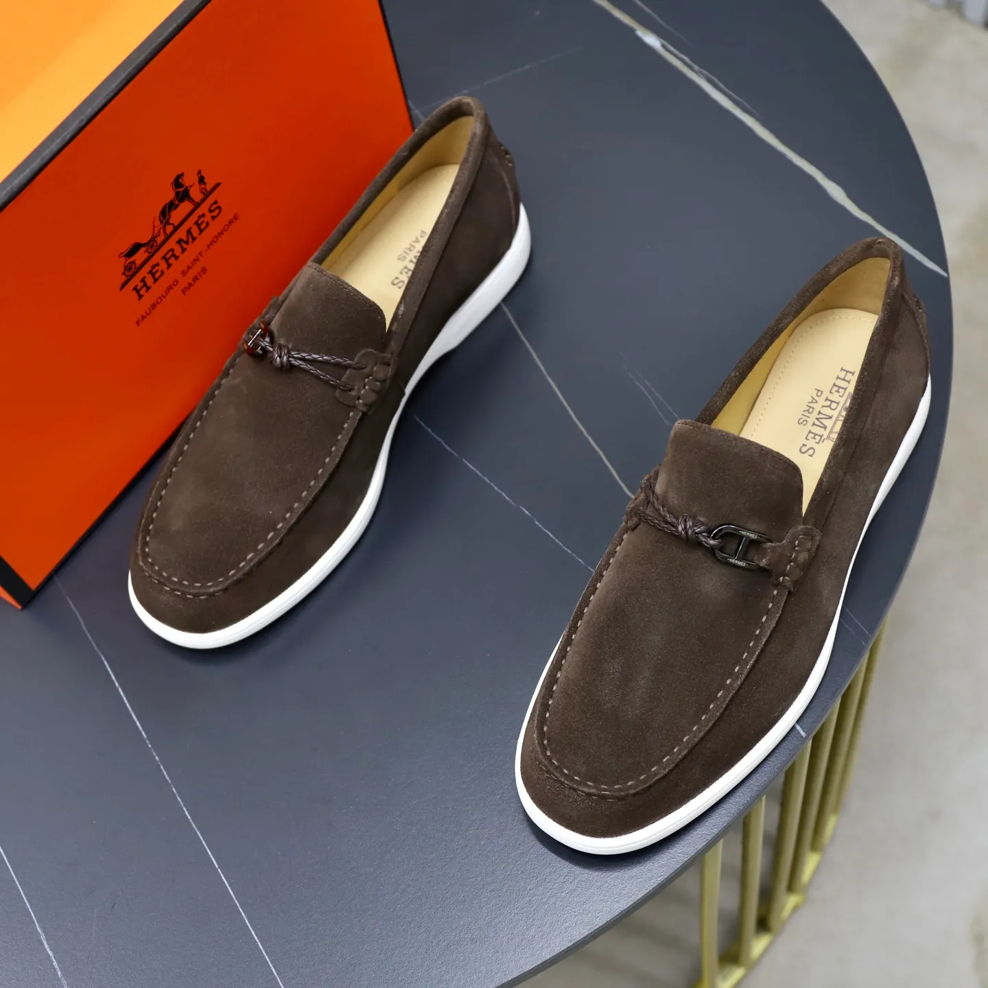 Ex-factory price: 540💰Hermès/Hermès slip-on men's shoes. This shoe is made of imported cow suede leather, with simple and smooth lines, and a 3CM rubber foam ultra-light sole combined with aerodynamic design! Youthful and fashionable, H button decoration, contrasting leather embellishment on the heel, calf lining to gently wrap your feet, with embossed logo cowhide feet, leather rock strips, casual and urban style, highlighting youthful vitality, sports and leisure version, super versatile Size number: 38-39-40-41-42-43-44 Standard leather shoe size (45 can be customized but does not support returns)